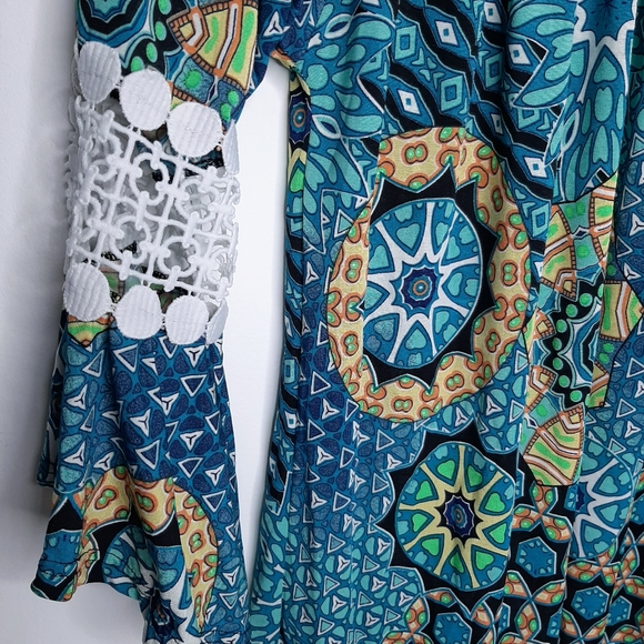 Win Win Bell Sleeve Tunic size S/M - Picture 3 of 5